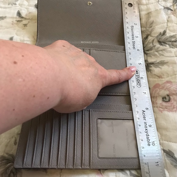 Michael Korrs Wallet - Picture 3 of 7